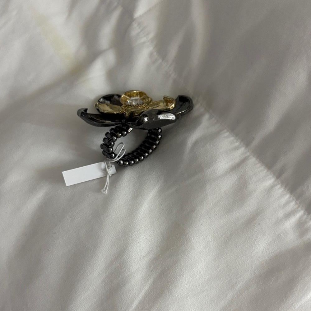 Elegant Black and Gold Hair Accessory